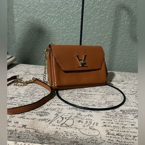 Malibu Skye phone crossbody features a distinctive V-lock flap closure